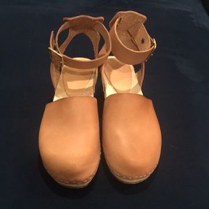 Bryr leather and wood clogs